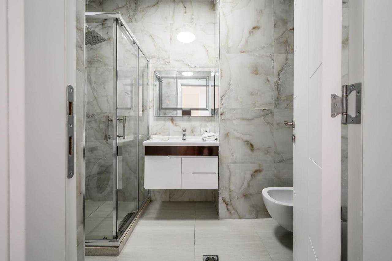 Miku Apartment-Modernly Designed Downtown Tirana Buitenkant foto