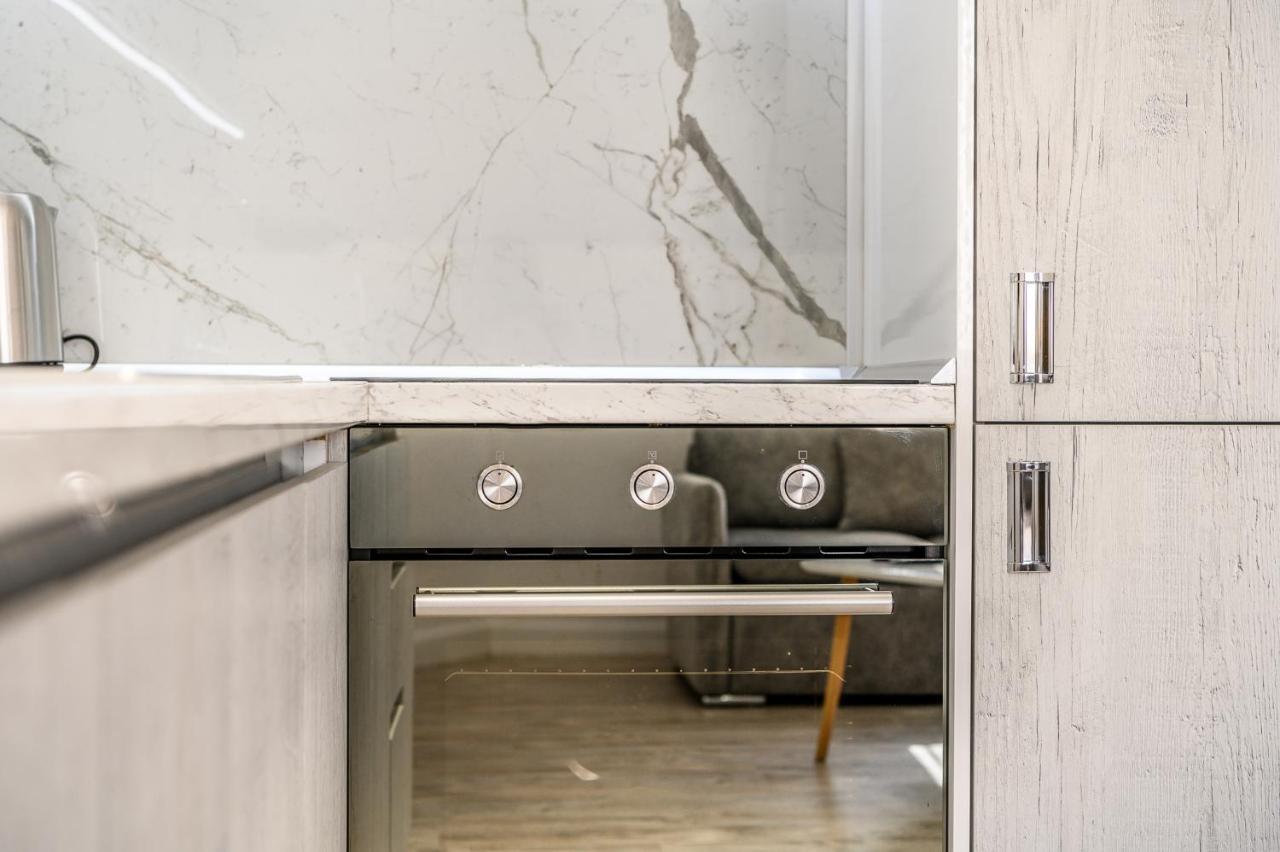 Miku Apartment-Modernly Designed Downtown Tirana Buitenkant foto